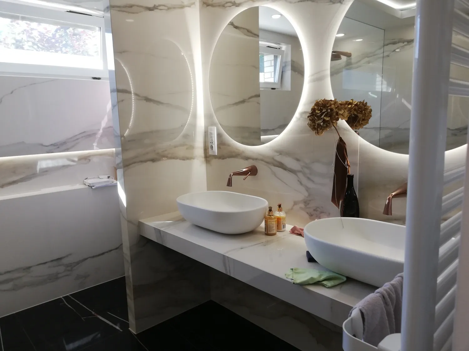 Kopalnica, obložena z velikoformatnimi marmornatimi porcelanastimi ploščami – projekt MCool d.o.o.